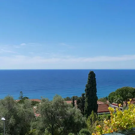 House Near The Sea With A Swimming Pool Luxe 度假居 *